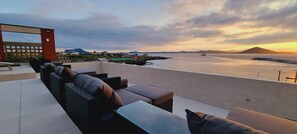 Seasonal outdoor pool, open noon to 10:00 PM, pool loungers - Sorang (Jeju City)