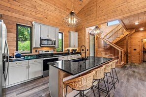 Refrigerador, microondas, horno y parrilla de estufa 