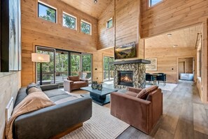 Fernseher, Kamin, Videospiele, Arbeitsbereiche