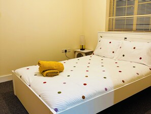5 chambres, fer et planche à repasser, Wi-Fi, draps fournis
