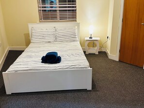 5 bedrooms, iron/ironing board, WiFi, bed sheets - Lady Charlotte house is suitable for workers and large families for vacation (Peterborough)