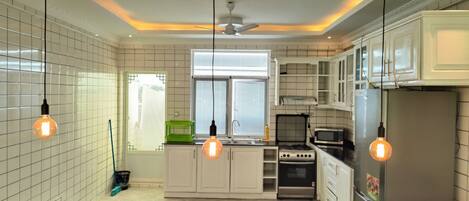 Cookware/dishes/utensils