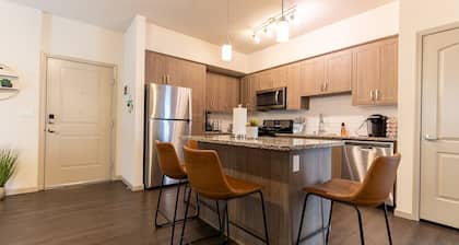 2 Bedrooms ✦ King Beds ✦ Wi-Fi ✦ Pool ✦ Gym