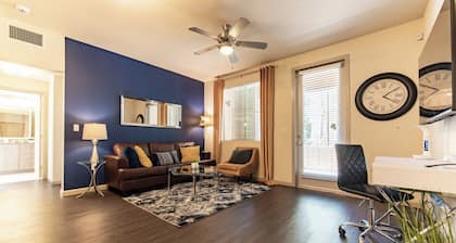 2 Bedrooms ✦ King Beds ✦ Wi-Fi ✦ Pool ✦ Gym