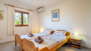 3 bedrooms, iron/ironing board, free WiFi, bed sheets