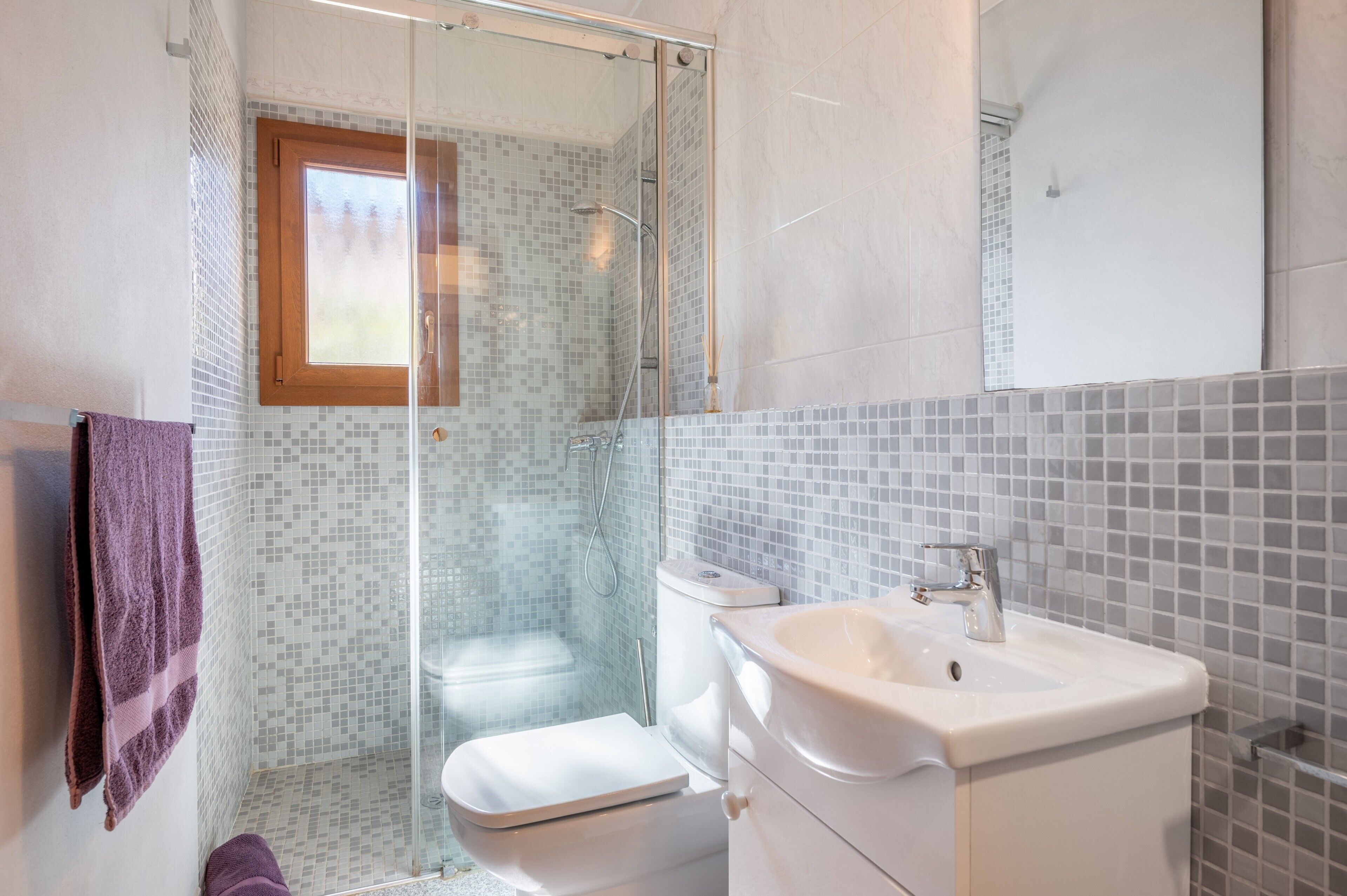 Baignoire, sèche-cheveux, serviettes fournies
