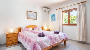 3 slaapkamers, een strijkplank/strijkijzer, gratis wifi, beddengoed