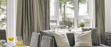 City-Apartment | Individuell dekoriert, individuell eingerichtet, Schreibtisch