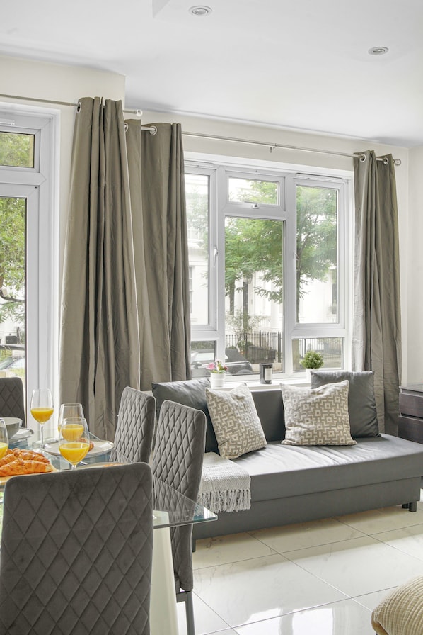 都會公寓 | 獨特裝潢、布置獨特、書桌、筆電工作空間