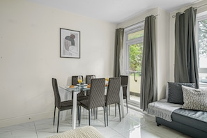 City Apartment | Individually decorated, individually furnished, desk, laptop workspace - Paddington Station 2BR City Apartment (London)