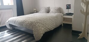 2 bedrooms, iron/ironing board, free WiFi, bed sheets - Maison de Caractère de 1970, la Ville à la Campagne,un Plein D'oxygène, (Cugnaux)