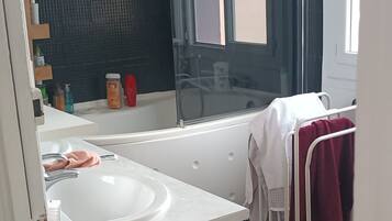 Een haardroger, handdoeken, zeep, shampoo