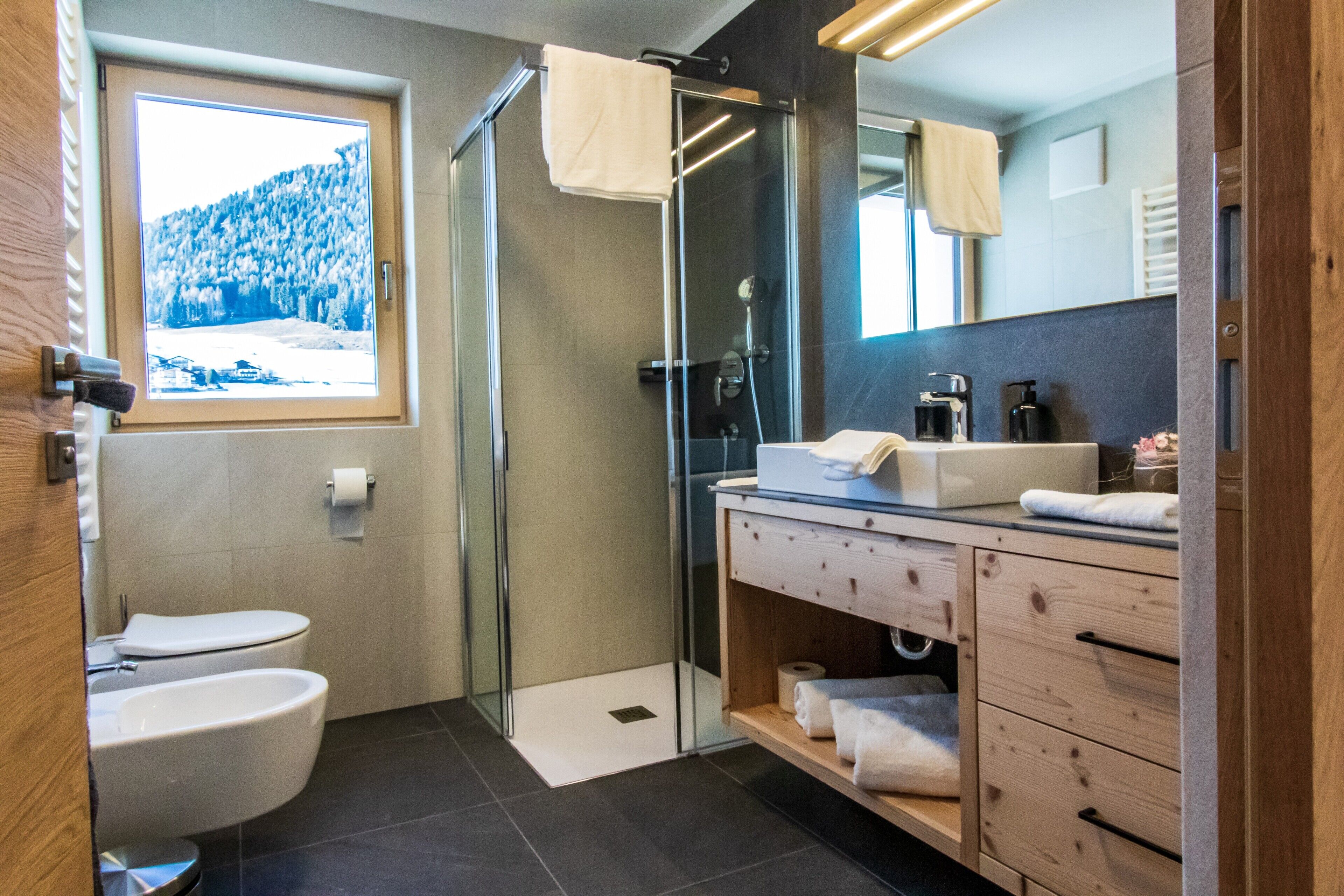 Dusj, hårføner og håndklær