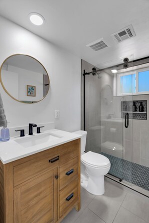 Hair dryer, towels, soap, shampoo - Modern Oasis: New Kitchen, Rooftop Deck, Exec Office, Pet-Friendly, Large Yard (Tucson)