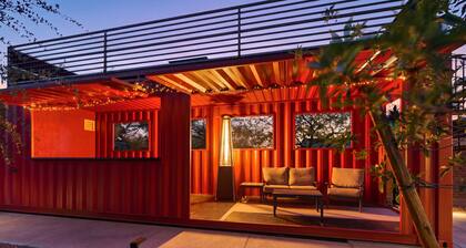 Modern Oasis: New Kitchen, Rooftop Deck, Exec Office, Pet-Friendly, Large Yard