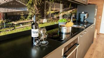 Fridge, oven, stovetop, dishwasher