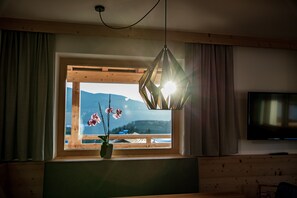 Interior - Apartment "Kieserhof Berg" with Mountain View, Private Terrace & Wi-Fi (Terenten)