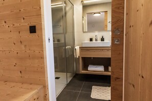 Chuveiro, secador de cabelo, toalhas de banho 