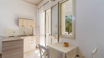 Kühlschrank, Ofen, Herdplatte, Kochgeschirr/Geschirr/Besteck