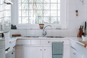 Fridge, microwave, oven, stovetop - Holiday Home 'Villa Degli Olivi' with Sea View, Garden, Terrace & Wi-Fi (Pula)