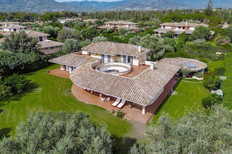 Außenbereich. Ferienhaus 'Villa Degli Olivi' mit Meerblick, Garten, Terrasse und WLAN