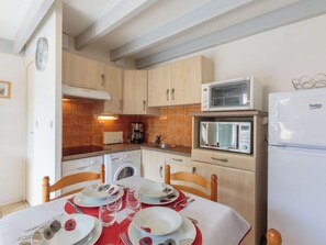 Fridge, microwave, dishwasher, cookware/dishes/utensils