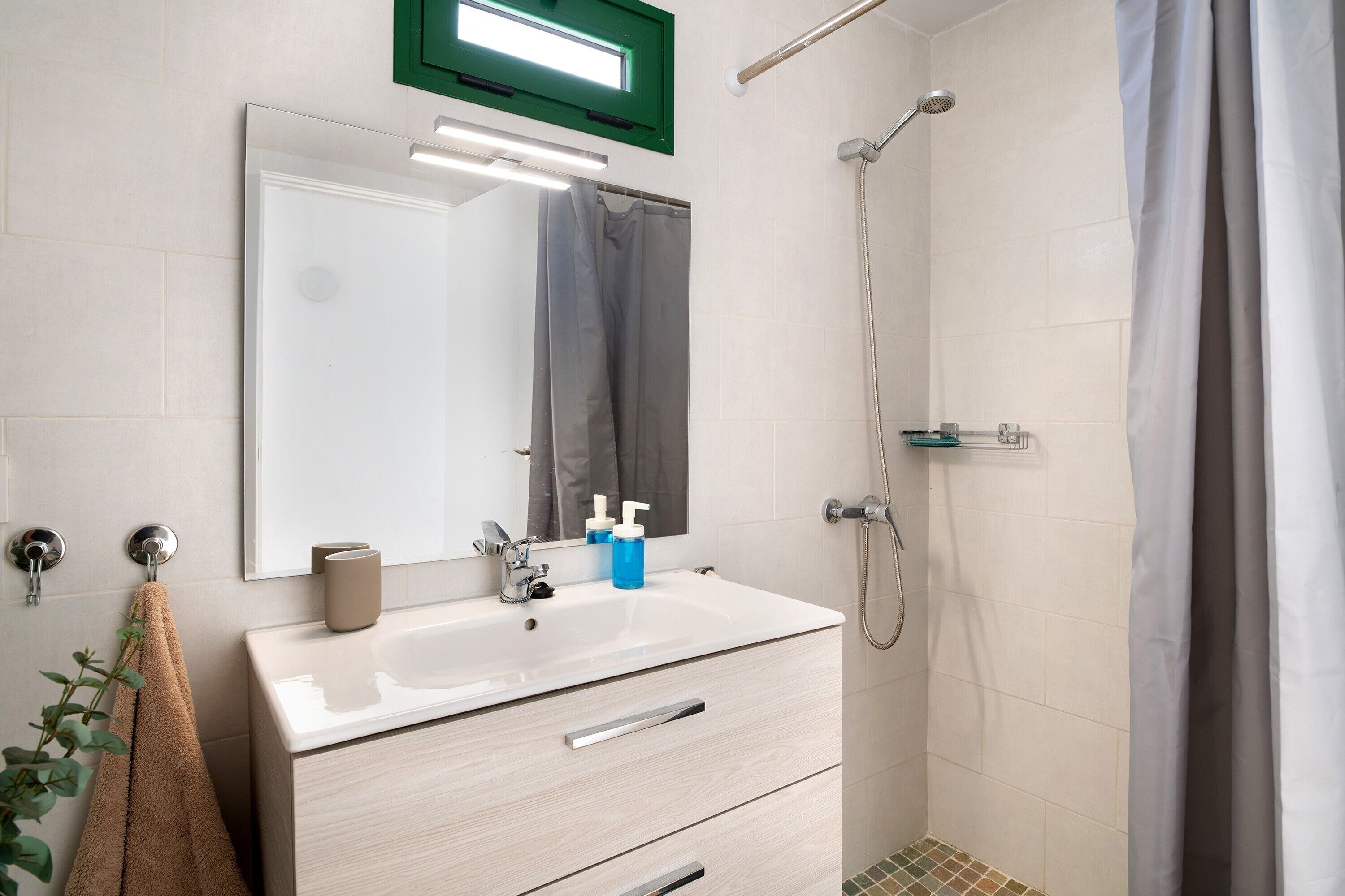 Suihku, hiustenkuivaaja, pyyhkeet