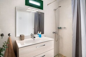 Dusche, Haartrockner, Handtücher