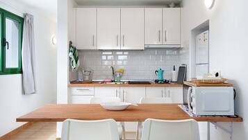 Frigorifero, microonde, forno, piano cottura