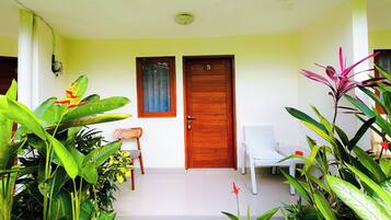 Deluxe-Zimmer, Poolblick | Wohnbereich | Flachbildfernseher