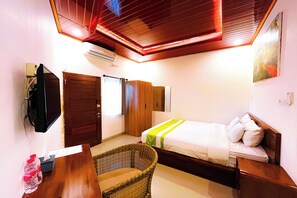 Camera Deluxe, vista piscina | Con stile personalizzato, con arredamento individuale, una scrivania