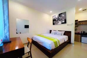 Standard Oda, Havuz Manzaralı | Ayrı ayrı dekore edilmiş, ayrı ayrı döşenmiş, masa, ütü/ütü masası 