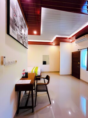 Deluxe Double Room | Individually decorated, individually furnished, desk, iron/ironing board