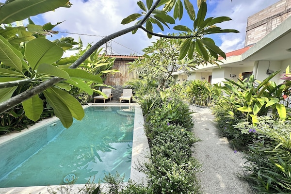 Una piscina al aire libre