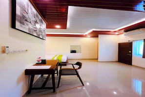 Deluxe Room, Pool View | Dihias secara berasingan, dilengkapkan perabot secara berasingan, meja