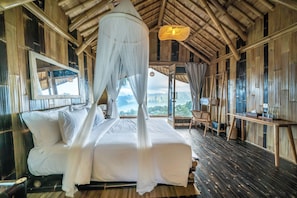 Minibar, desk, free WiFi, bed sheets - The Dewi Eco Bamboo Villa (Kintamani)