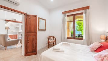 4 bedrooms, iron/ironing board, free WiFi, bed sheets