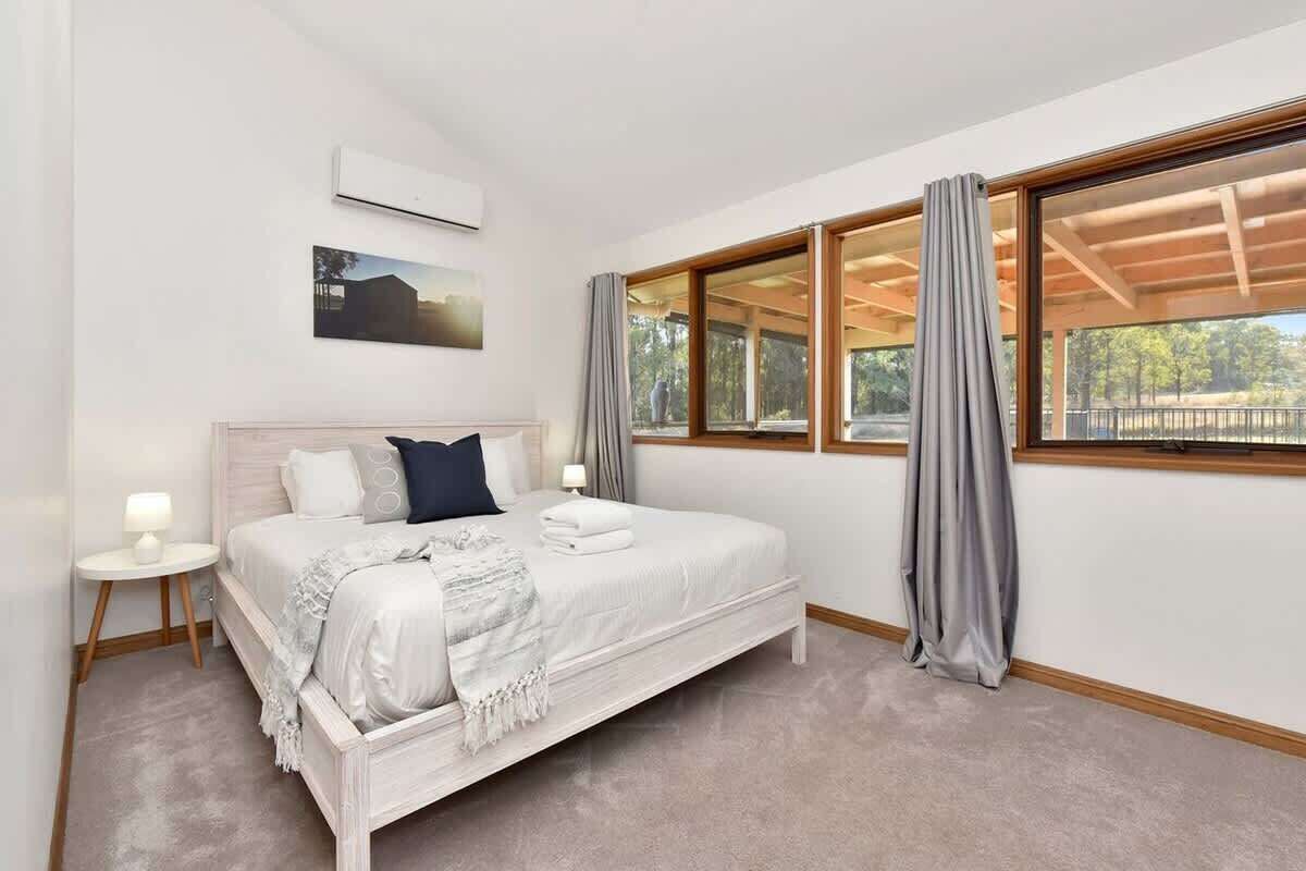 5 bedrooms, iron/ironing board, WiFi, bed sheets