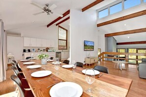Dining - The Reserve Homestead walk to vineyards and restaurants and Concerts (Pokolbin)