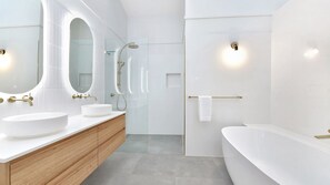 Badewanne, umweltfreundliche Kosmetikartikel, Haartrockner, Handtücher