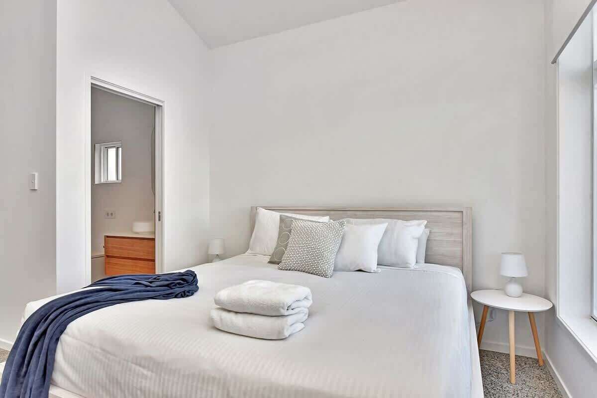 5 habitaciones, tabla de planchar con plancha, wifi y ropa de cama 