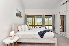 5 bedrooms, iron/ironing board, Internet - The Reserve Homestead walk to vineyards and restaurants and Concerts (Pokolbin)