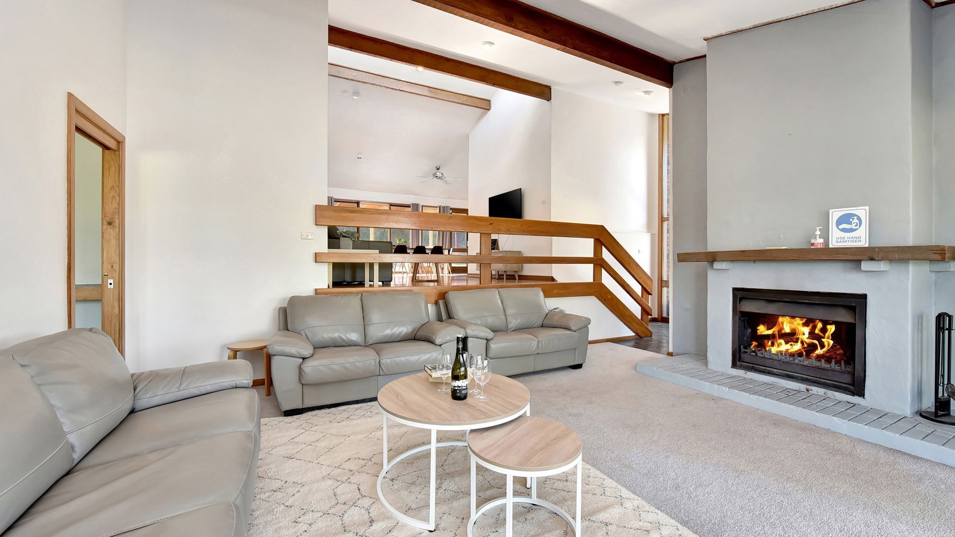 Smart TV, chimenea, reproductor de DVD