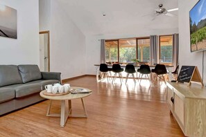 Smart TV, fireplace