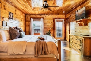 6 bedrooms, iron/ironing board, travel crib, WiFi - Luxe Retreat @ FireFly Vista~Epic Views~Pvt Pool~Firepit~Sleeps 24! (Sevierville)