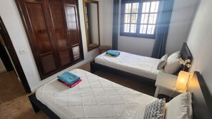 3 makuuhuonetta, silitysrauta/-lauta, vauvan matkasänky, Wi-Fi