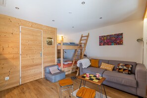 3 makuuhuonetta, silitysrauta/-lauta, ilmainen Wi-Fi, vuodevaatteet