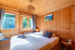 3 slaapkamers, een strijkplank/strijkijzer, gratis wifi, beddengoed