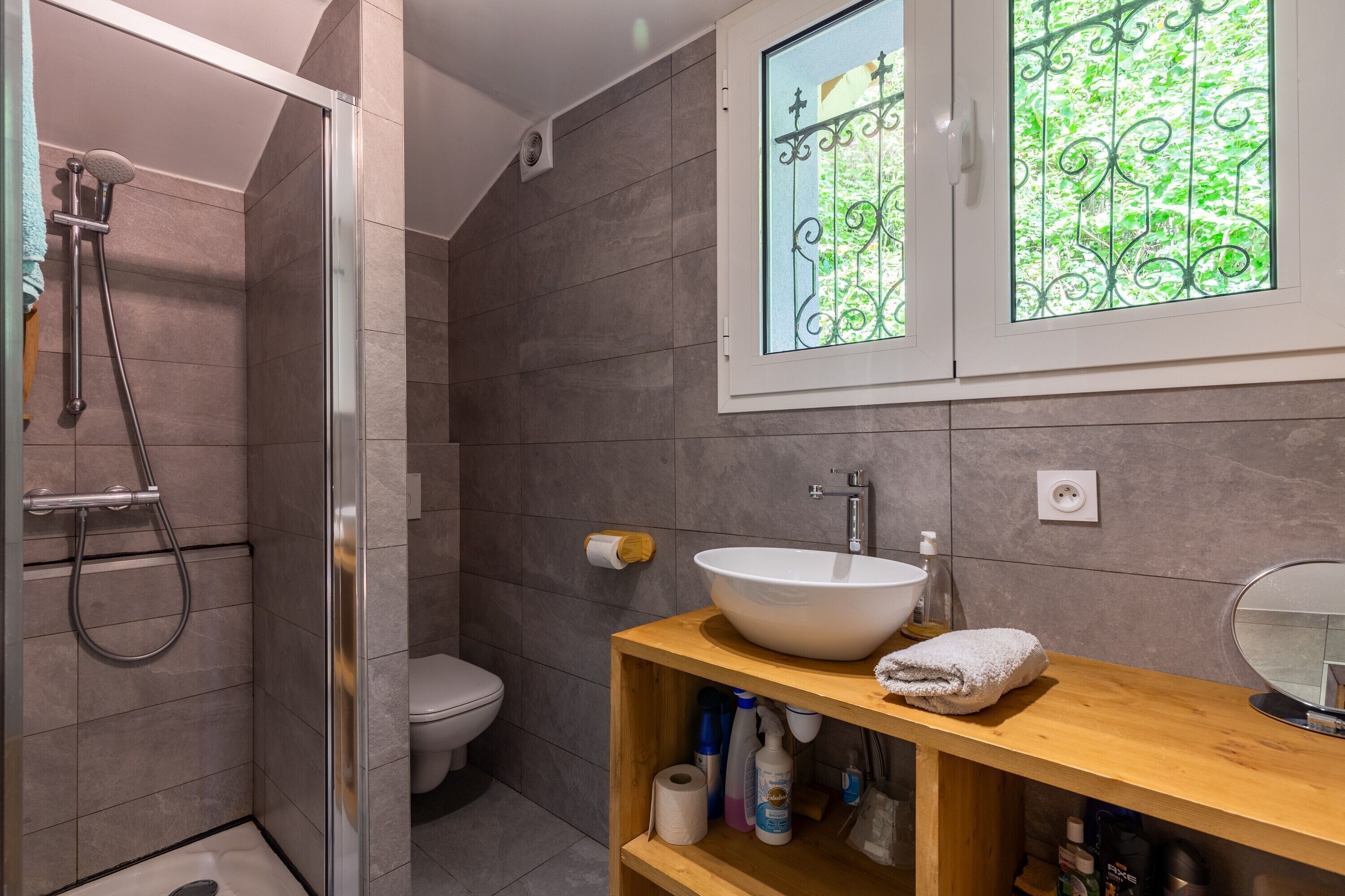 Dusch, hårtork och handdukar