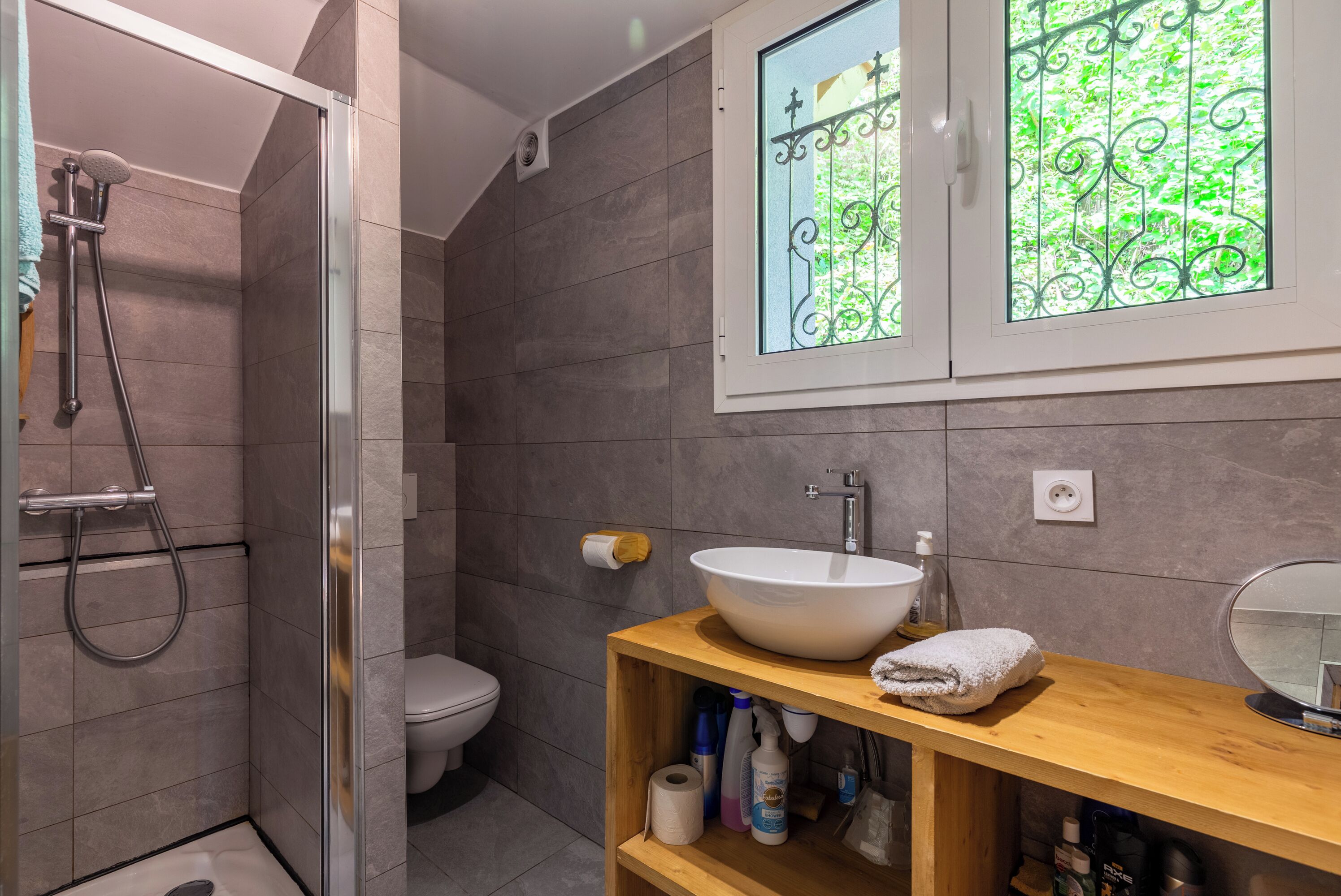 Ducha, secador de pelo, toallas